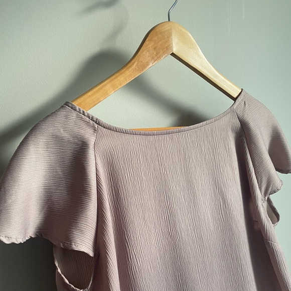 Short sleeved blouse with ruffle detail in back - Picture 2 of 5